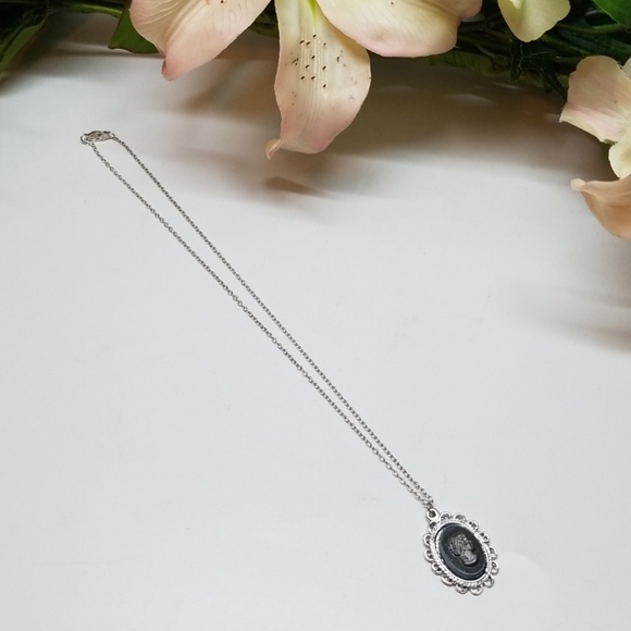 🌞3/$15🌞 Cameo Necklace - Picture 4 of 8